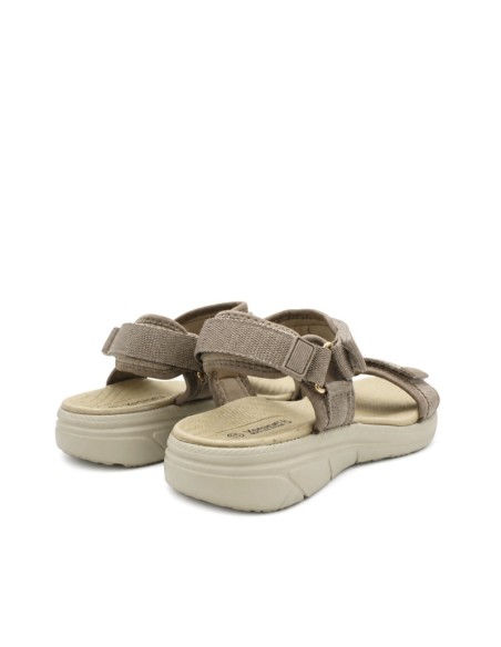 Sandalias deportivas taupe con plantilla EVA y cierre de velcro vista trasera.