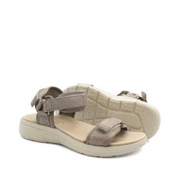 Sandalia deportiva taupe con suela flexible de goma y cuña cómoda.