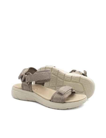 Sandalia deportiva taupe con suela flexible de goma y cuña cómoda.