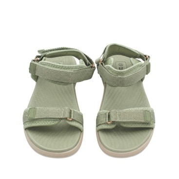 Sandalia cómoda verde salvia con velcro y suela de goma vista tres cuartos.