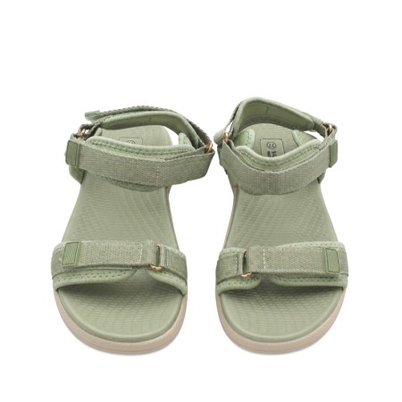 Sandalia cómoda verde salvia con velcro y suela de goma vista tres cuartos.