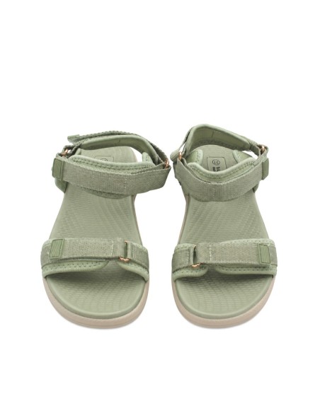 Sandalia cómoda verde salvia con velcro y suela de goma vista tres cuartos.
