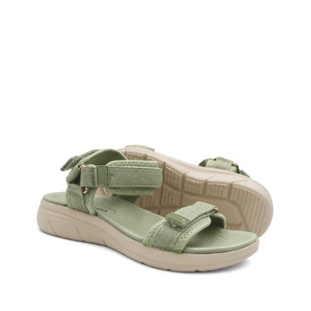 Sandalia casual verde salvia con suela flexible y ajuste trasero vista lateral.