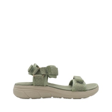 Sandalia deportiva verde salvia para mujer con triple cierre de velcro vista frontal.