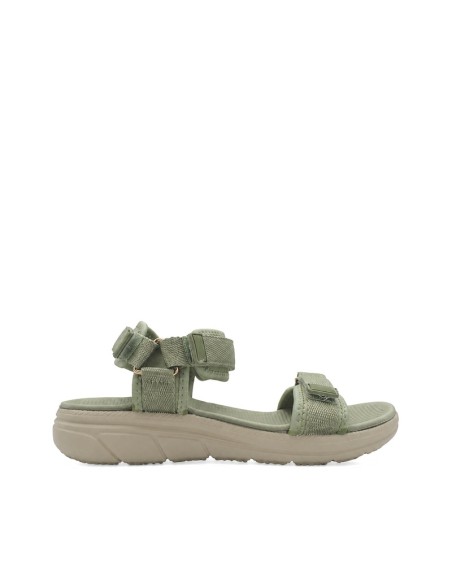 Sandalia deportiva verde salvia para mujer con triple cierre de velcro vista frontal.