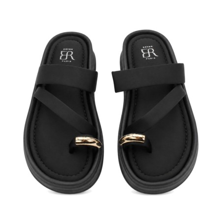 Chanclas negras plataforma mujer con anillo dorado vista frontal