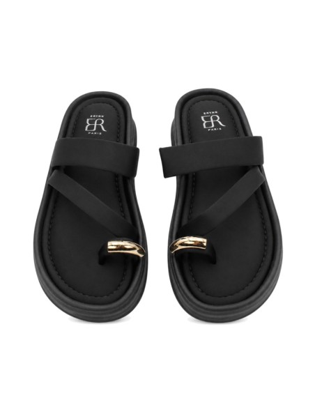 Chanclas negras plataforma mujer con anillo dorado vista frontal