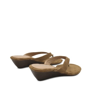 sandalia de cuña taupe cómoda y ligera