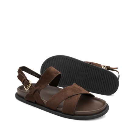 Sandalia verano hombre marrón con suela de goma flexible.