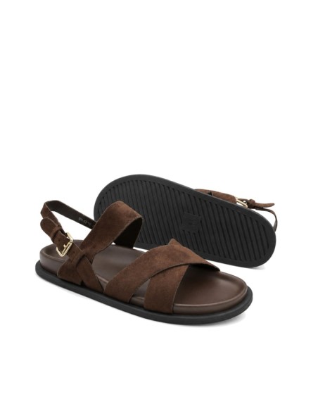 Sandalia verano hombre marrón con suela de goma flexible.