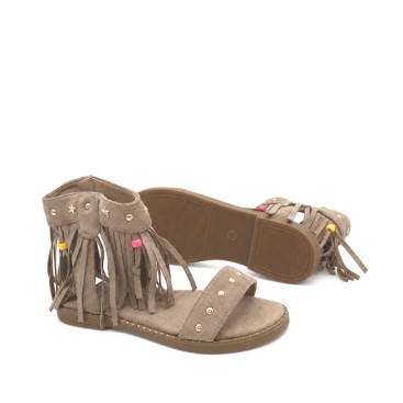 Sandalia boho niña con flecos y estrellas metálicas.