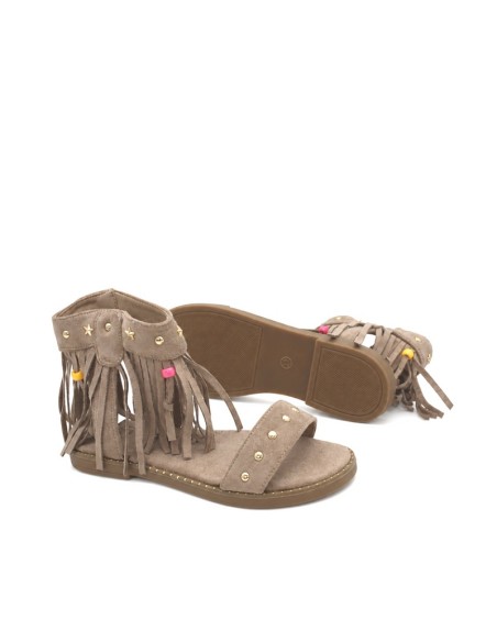 Sandalia boho niña con flecos y estrellas metálicas.