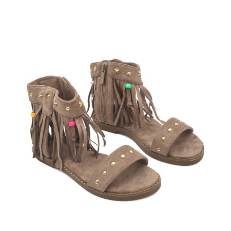 Sandalia infantil con flecos y borlas de colores.