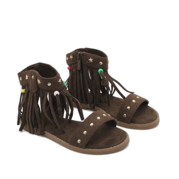 Sandalia boho niña color marrón con tachuelas doradas.