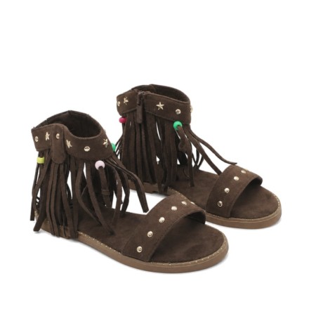 Sandalia boho niña color marrón con tachuelas doradas.