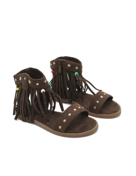 Sandalia boho niña color marrón con tachuelas doradas.