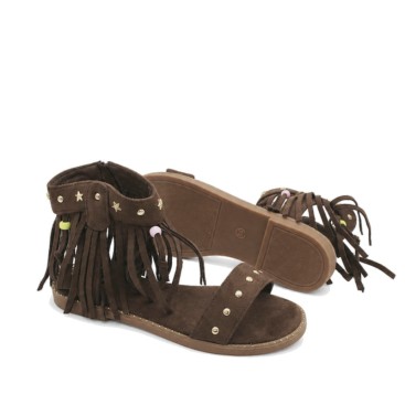 Sandalia de verano niña con flecos marrones.