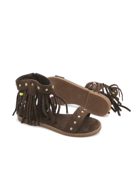 Sandalia de verano niña con flecos marrones.
