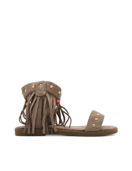 Sandalia flecos niña taupe con tachuelas doradas.
