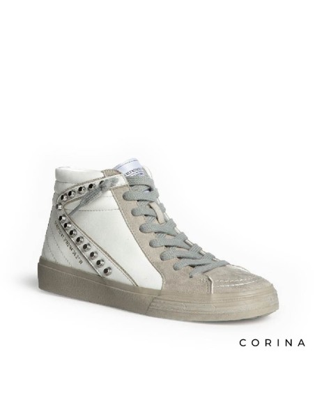 Zapatilla Corina blanca y gris con tachuelas plateadas