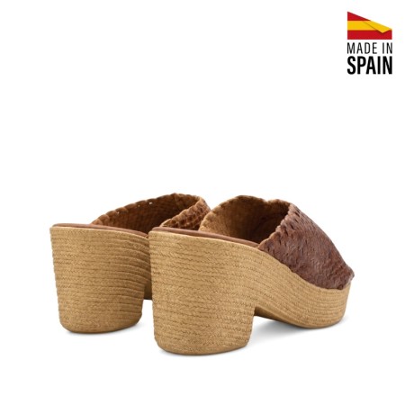 Vista trasera de sandalia Made in Spain con tacón ligero efecto esparto