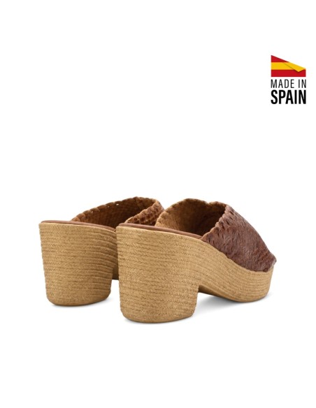 Vista trasera de sandalia Made in Spain con tacón ligero efecto esparto