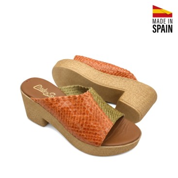 Par de sandalias de piel trenzada multicolor fabricadas en España