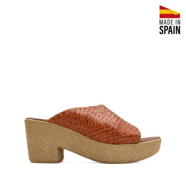 Sandalia de piel trenzada coral y verde oliva para mujer Made in Spain