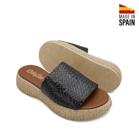 Par de sandalias negras de piel trenzada con plataforma ligera Made in Spain