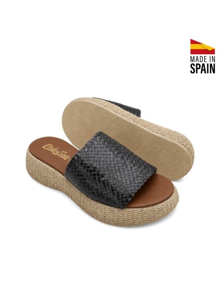 Par de sandalias negras de piel trenzada con plataforma ligera Made in Spain
