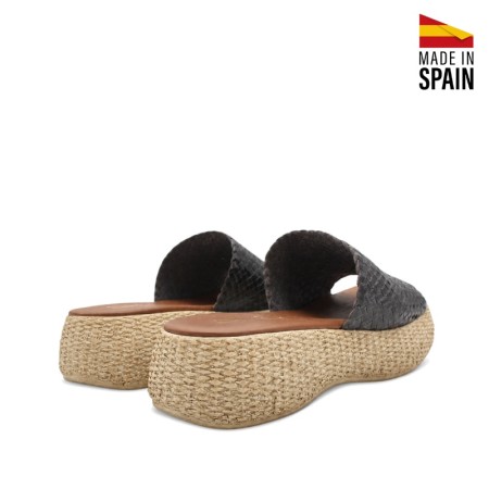 Vista trasera de sandalia negra con plataforma efecto esparto