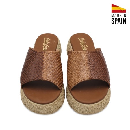 Vista frontal del zueco de piel trenzada en tonos camel y marrón
