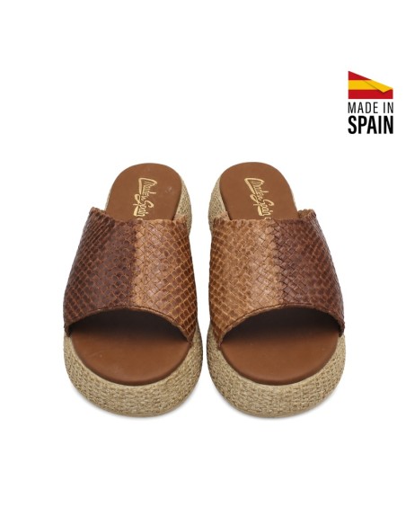 Vista frontal del zueco de piel trenzada en tonos camel y marrón