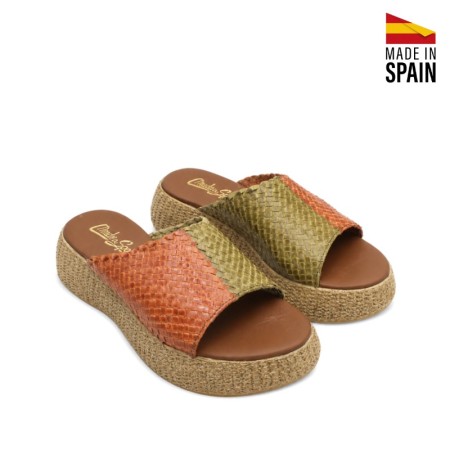 Vista en perspectiva del zueco de piel trenzada multicolor fabricado en España