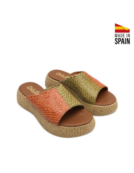 Vista en perspectiva del zueco de piel trenzada multicolor fabricado en España