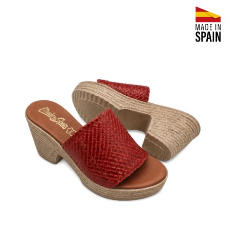 Sandalia roja de mujer con tacón y plataforma