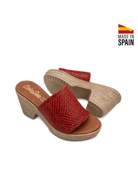 Sandalia roja de mujer con tacón y plataforma