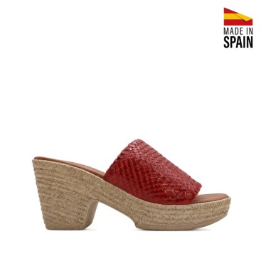 Sandalia roja de tacón con pala trenzada