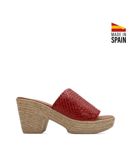 Sandalia roja de tacón con pala trenzada