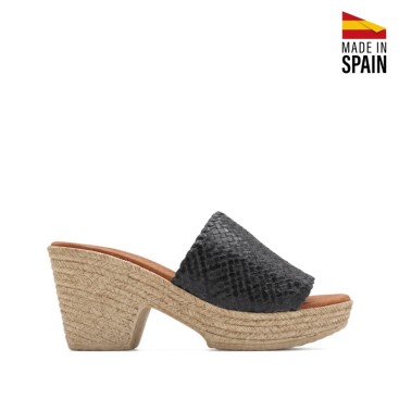 Zueco negro trenzado con plataforma