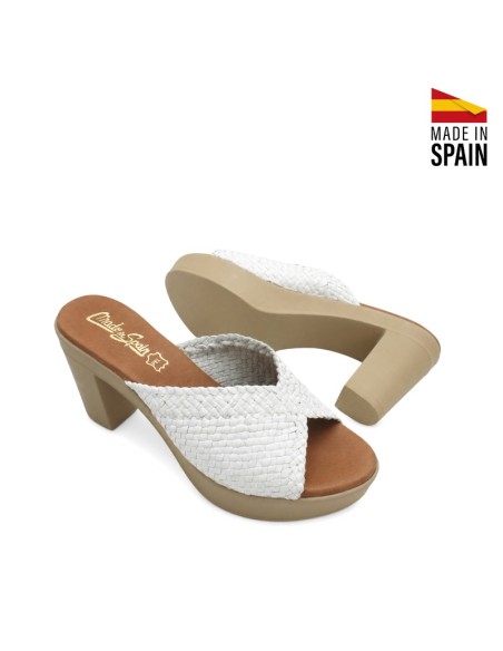 Sandalia de tacón blanca trenzada hecha en España