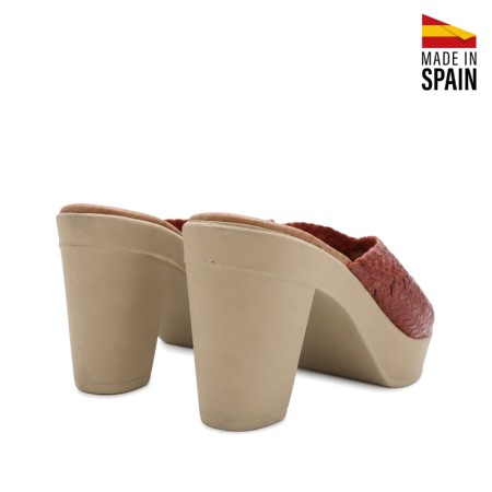 Sandalia de tacón roja hecha en España