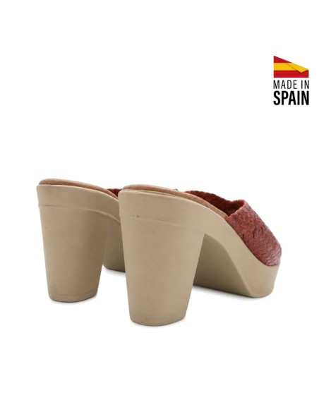 Sandalia de tacón roja hecha en España