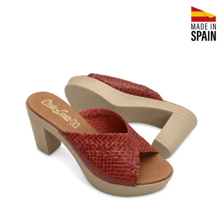 Sandalia roja de piel trenzada para mujer