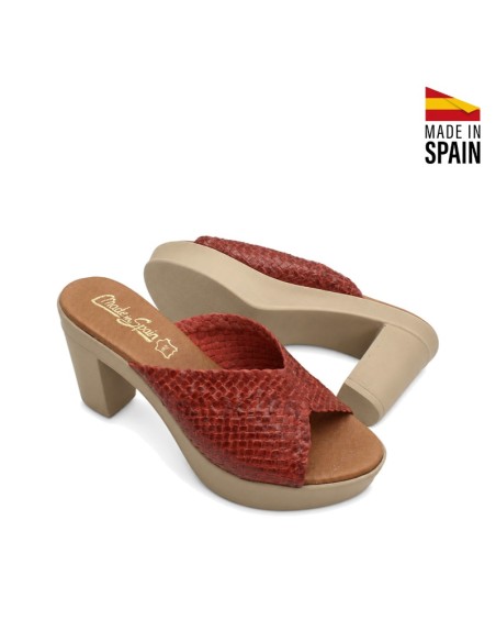 Sandalia roja de piel trenzada para mujer