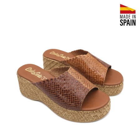 Sandalia de cuña cómoda con pala trenzada marrón