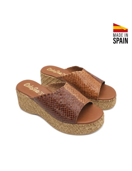 Sandalia de cuña cómoda con pala trenzada marrón