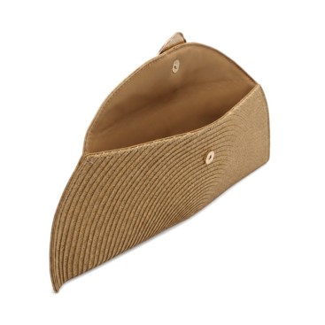 Clutch camel de rafia con solapa elegante