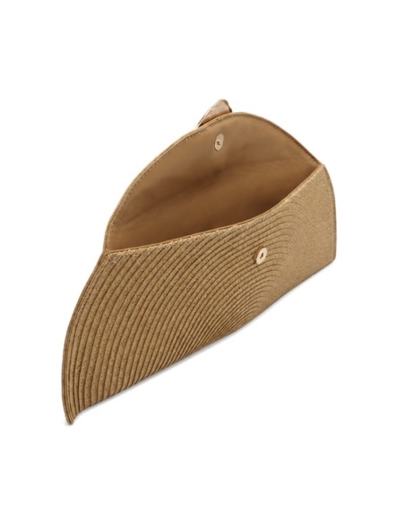 Clutch camel de rafia con solapa elegante