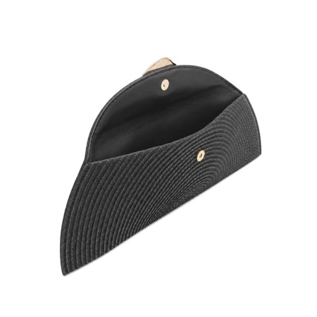 Interior de bolso clutch negro con cierre de clip